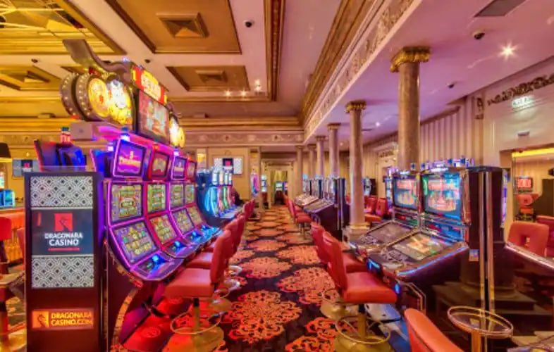 Antarmuka aplikasi orangkaya77 menampilkan studio dealer langsung dan menu permainan di perangkat mobile
